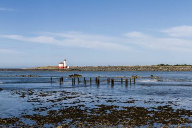 Bandon Oregon 'da Coquille Nehri Deniz Feneri Bulutlu ve sisli bir günde tipik bir kışta