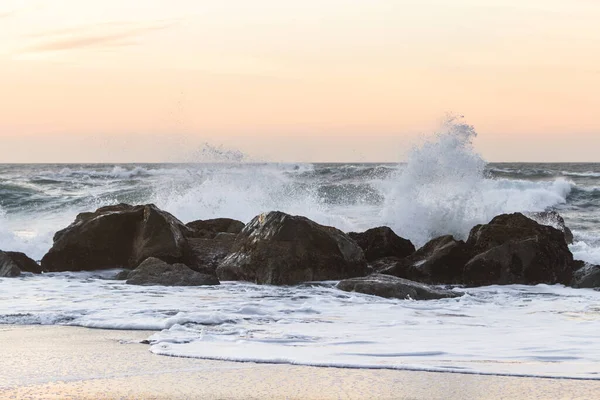 オレゴン州ネシカビーチのロッキー海岸線午後遅く 太陽が地平線に接近し 波が岩に衝突する — ストック写真