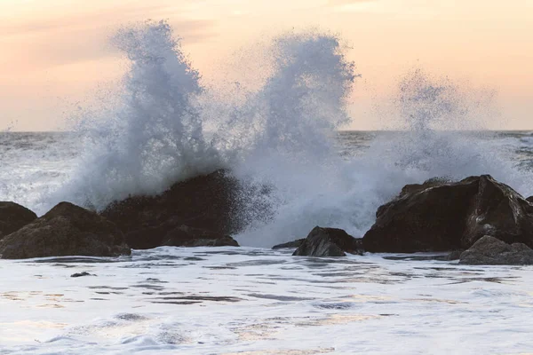 Skalnaté Pobřeží Pláži Nesika Oregon Pozdě Odpoledne Slunce Blíží Obzoru — Stock fotografie