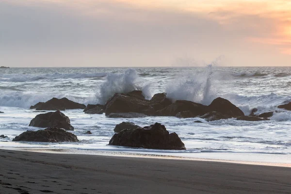 Skalnaté Pobřeží Pláži Nesika Oregon Pozdě Odpoledne Slunce Blíží Obzoru — Stock fotografie