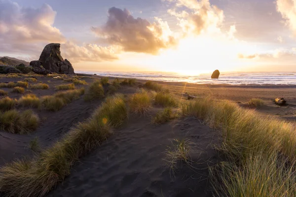 Krásné Odpoledne Jižním Pobřeží Oregonu Zapadajícím Sluncem Dodává Mrakům Světlo — Stock fotografie