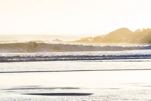 Surfing Zimnych Wodach Pacyfiku Wybrzeża Oregonu Gdy Słońce Zachodzi Rzucając — Zdjęcie stockowe