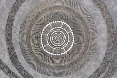 Bandon by the Sea, Oregon / USA - 08 Mart 2020: Face Rock State Park plajında Circles in the Sand ekibi tarafından oluşturulan ayrıntılı sanat çalışması