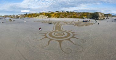 Bandon by the Sea, Oregon / USA - 08 Mart 2020: Kum Çemberi ekibi tarafından oluşturulan Face Rock State Park plajında yürünebilir güzel bir labirent