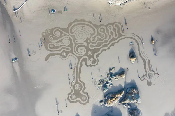 美国俄勒冈州海洋边的班顿 2020年3月7日 沙中的圆环小组在脸岩州立公园平坦的沙滩上画出了一个可以行走的迷宫 — 图库照片