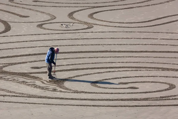 美国俄勒冈州海洋边的班顿 2020年2月20日 沙中的圆环小组在脸岩州立公园平坦的沙滩上画出了一个可以行走的迷宫 — 图库照片