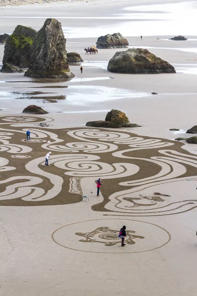 Bandon Sea Oregon Usa February 2020 Team Circles Sand Drawing — Stock Photo, Image