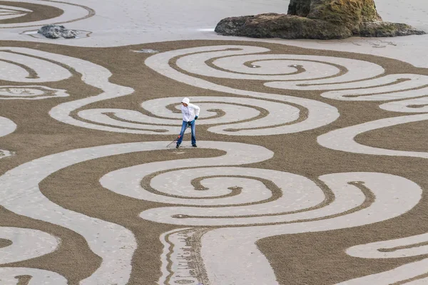 美国俄勒冈州海洋边的班顿 2020年2月21日 沙中的圆环小组在脸岩州立公园平坦的沙滩上画出了一个可以行走的迷宫 — 图库照片