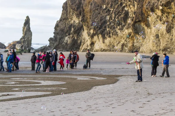 Bandon Aan Zee Oregon Usa Februari 2020 Man Blaast Bellen — Stockfoto