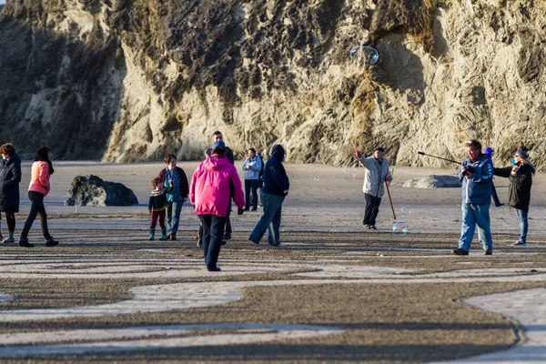 Bandon Sea Oregon Usa February 2020 Man Blowing Bubbles Walkable — Stock Photo, Image