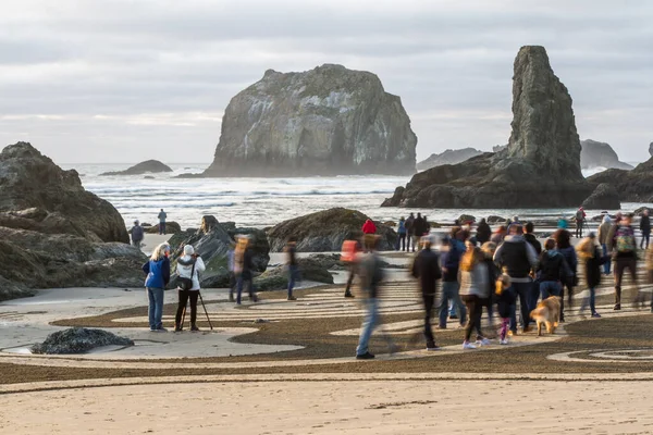 Bandon Sea Oregon Usa Februari 2020 Mensen Die Door Een — Stockfoto