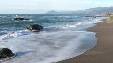Güney Oregon Sahili 'nde, Gold Beach' in kuzeyindeki Nesika Sahili 'nin inanılmaz manzarası ve deniz manzarası var. 