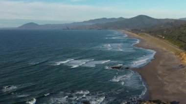 Güney Oregon Sahili 'nde, Gold Beach' in kuzeyindeki Nesika Sahili 'nin inanılmaz manzarası ve deniz manzarası var. 