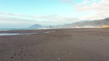 Güney Oregon sahilindeki Gold Beach 'in kuzeyindeki Ophir plajı inanılmaz manzaralı ve deniz manzaralı. 
