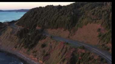Vahşi Oregon kıyıları, Samuel H Boardman Sahne Koridoru 'nun kumları ve kayalıkları boyunca dalgalar her zaman değişen sakin ve dramatik bir kıyı manzarası sunuyor..