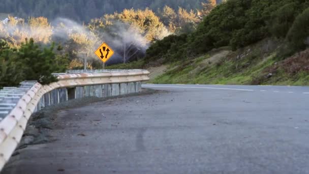 101 고속도로의 밝히고 바람에 떠다니는 벽난로에서 연기가 — 비디오