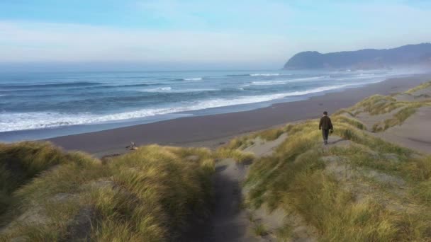 Homem Caminhando Sobre Dunas Pistol River Costa Sul Oregon — Vídeo de Stock