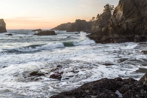 Słońce Zachodzi Secret Beach Południowym Wybrzeżu Oregonu Zachodzie Słońca Wieloma — Zdjęcie stockowe