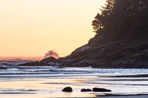 Ciel Orangé Vagues Éclaboussant Les Rochers Ajoutant Une Scène Côtière — Photo