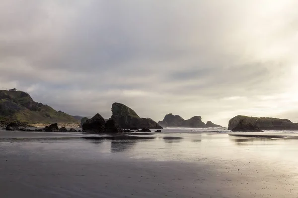 Mokrý Písek Odrážející Trochu Skal Mraků Myers Creek Beach Jižním — Stock fotografie