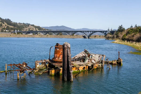 1881年にゴールドビーチに建てられた蒸気船は 1985年に沈没したルージュ川の平和の中で今は重要な文化と歴史の一部であり オレゴン州ゴールドビーチの貴重なランドマークです — ストック写真