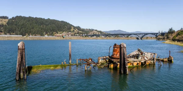 1881年にゴールドビーチに建てられた蒸気船は 1985年に沈没したルージュ川の平和の中で今は重要な文化と歴史の一部であり オレゴン州ゴールドビーチの貴重なランドマークです — ストック写真