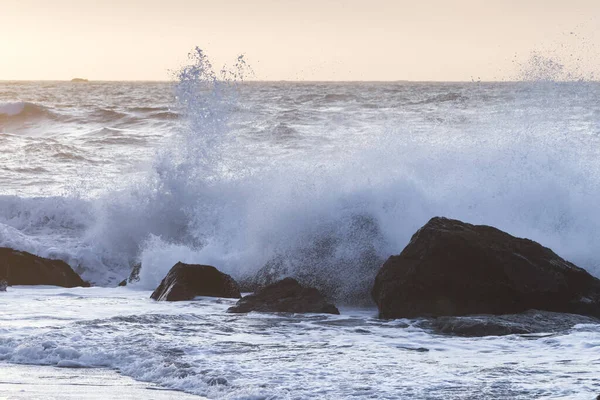 下午晚些时候 当太阳接近地平线 海浪冲向岩石时 俄勒冈州内西卡海滩的岩石海岸线开始倾斜 — 图库照片
