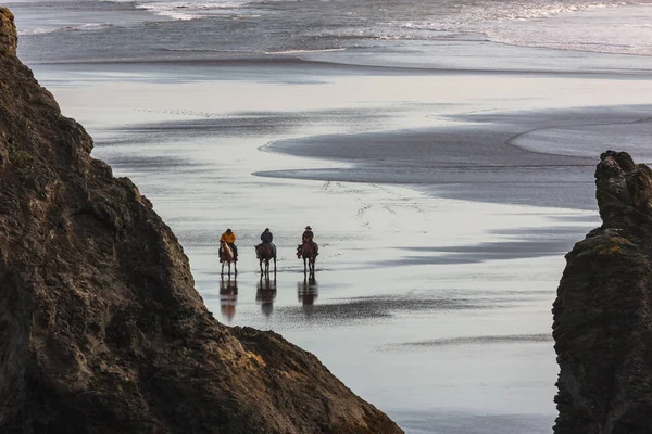 Tři Lidé Projíždějící Krásnou Pláž Bandon Oregonu Koních — Stock fotografie