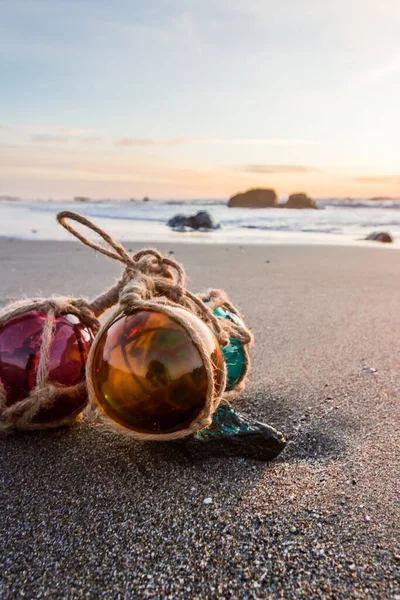 Puesta Sol Costa Oregon Con Coloridos Flotadores Vidrio Una Playa —  Fotos de Stock