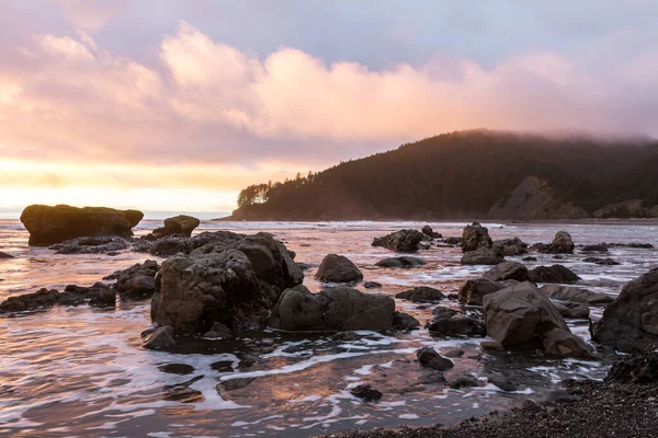 Barevné Mraky Odrážející Vodě Při Odlivu Pozorované Hunters Cove Jižním — Stock fotografie