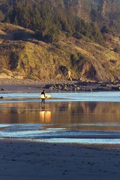 Uomo Che Trasporta Una Tavola Surf Attraverso Sabbia Mentre Sole — Foto Stock