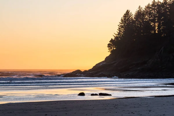 Człowiek Zimnych Wodach Przybrzeżnych Wybrzeża Oregonu Surfuje Zachodzie Słońca Pomarańczowym — Zdjęcie stockowe
