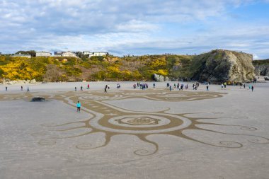 Bandon by the Sea, Oregon / USA - 08 Mart 2020: Kum Çemberi ekibi tarafından oluşturulan Face Rock State Park plajında yürünebilir güzel bir labirent