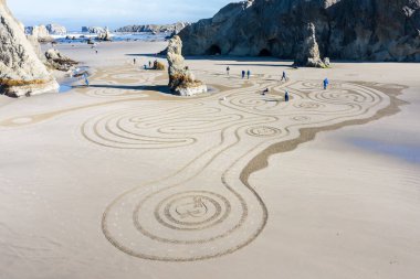 Bandon by the Sea, Oregon / USA - 13 Mart 2020: Face Rock State Park plajında Circles in the Sand ekibi tarafından oluşturulan ayrıntılı sanat çalışması