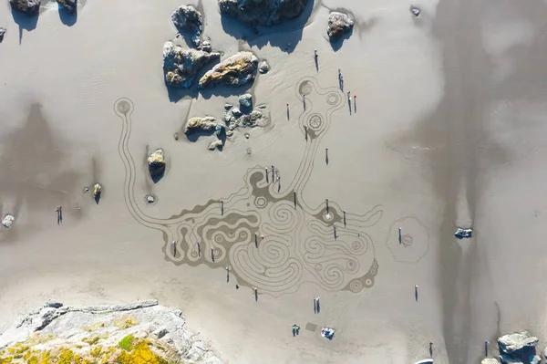 美国俄勒冈州海洋边的班顿 2020年3月7日 沙中的圆环小组在脸岩州立公园平坦的沙滩上画出了一个可以行走的迷宫 — 图库照片