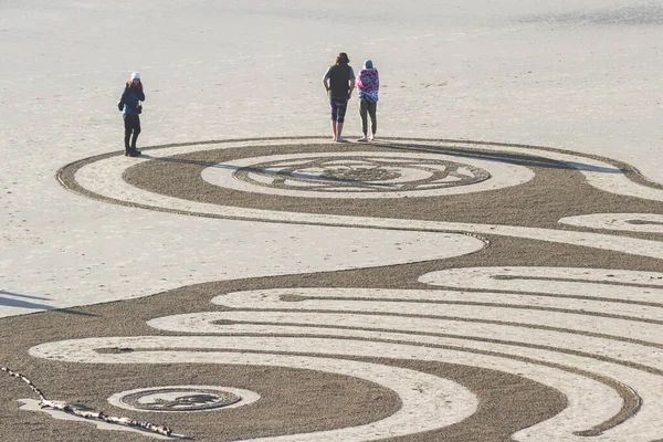 美国俄勒冈州海洋边的班顿 2020年2月20日 在面对岩石州立公园平坦沙滩上的沙滩上行走在迷宫上的人们 — 图库照片
