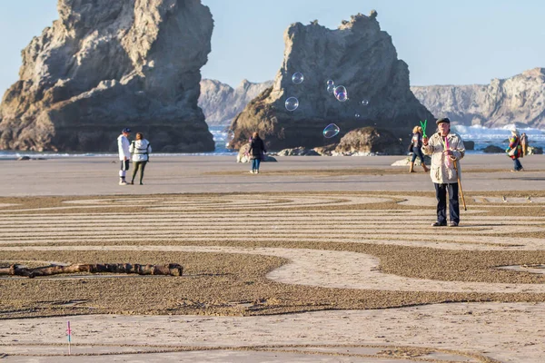 Bandon Sea Oregon Estados Unidos Febrero 2020 Hombre Haciendo Burbujas — Foto de Stock