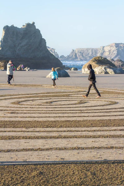 Bandon Sea Oregon Estados Unidos Febrero 2020 Gente Caminando Laberinto — Foto de Stock