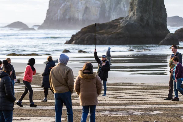 Bandon Sea Oregon Usa Februari 2020 Vrouw Die Een Zandlabyrint — Stockfoto
