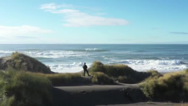オレゴン州南部海岸のピストル川の砂丘を歩く男 — ストック動画
