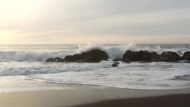 オレゴン州南部海岸の岩に衝突する太平洋の波の眺め — ストック動画