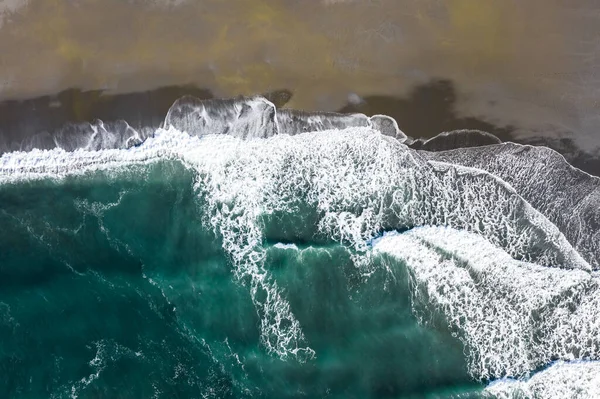Luftaufnahme Der Bunten Wellen Die Sich Mit Dem Sand Südlichen — Stockfoto