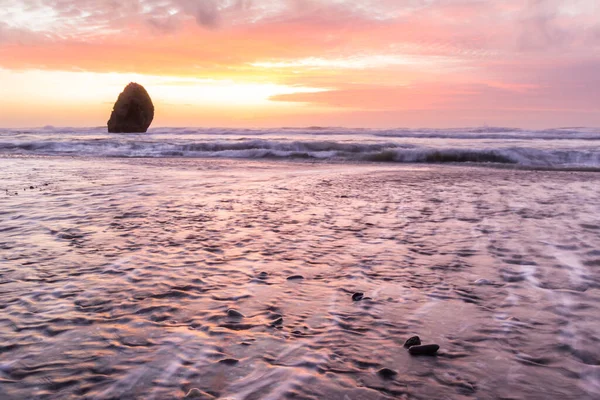 Zonsondergang Scène Gold Beach Oregon Met Kleurrijke Wolken Golven Toe — Stockfoto