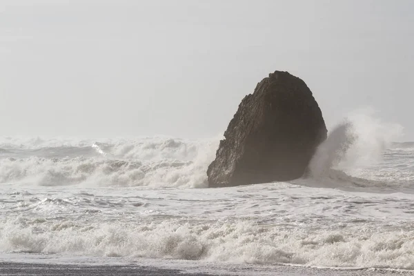 季节性冬季风暴逼近俄勒冈州南部海岸时的汹涌大海 形成了涨潮和巨浪 — 图库照片