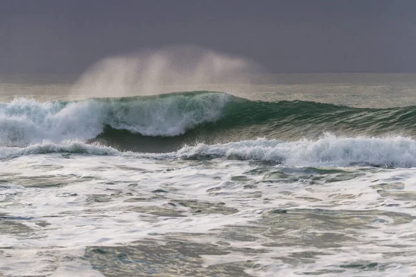 Beautiful Waves Crashing Spraying Light Mist Air Contrasting Dark Stormy — Stock Photo, Image