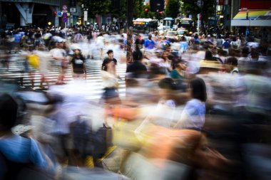 Büyük kalabalık Tokyo'nun merkezinde acele