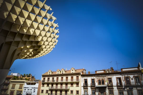 Деревянный метропольный зонтик с севильскими зданиями и небом — стоковое фото