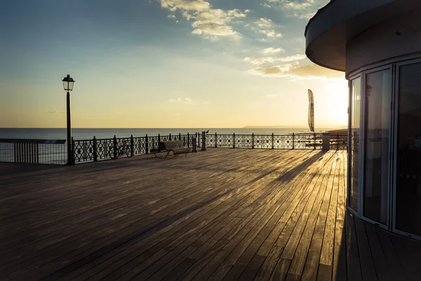 Yeni Hasting pier geç öğleden sonra güneş güverte — Stok fotoğraf