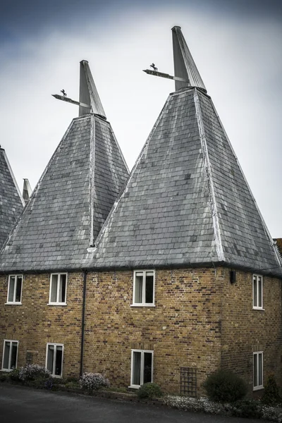 Traditionella Kent oast houses i södra England — Stockfoto