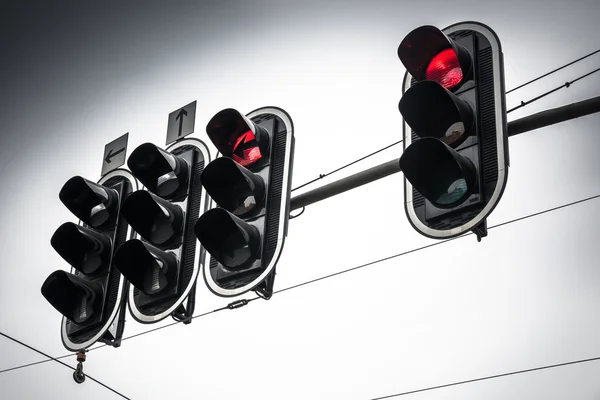 曇りの日に赤のオーバーヘッドの交通信号 — ストック写真